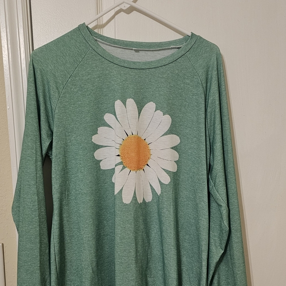 SHEIN Green Long Sleeve Tee with Daisy Print - Picture 1 of 2